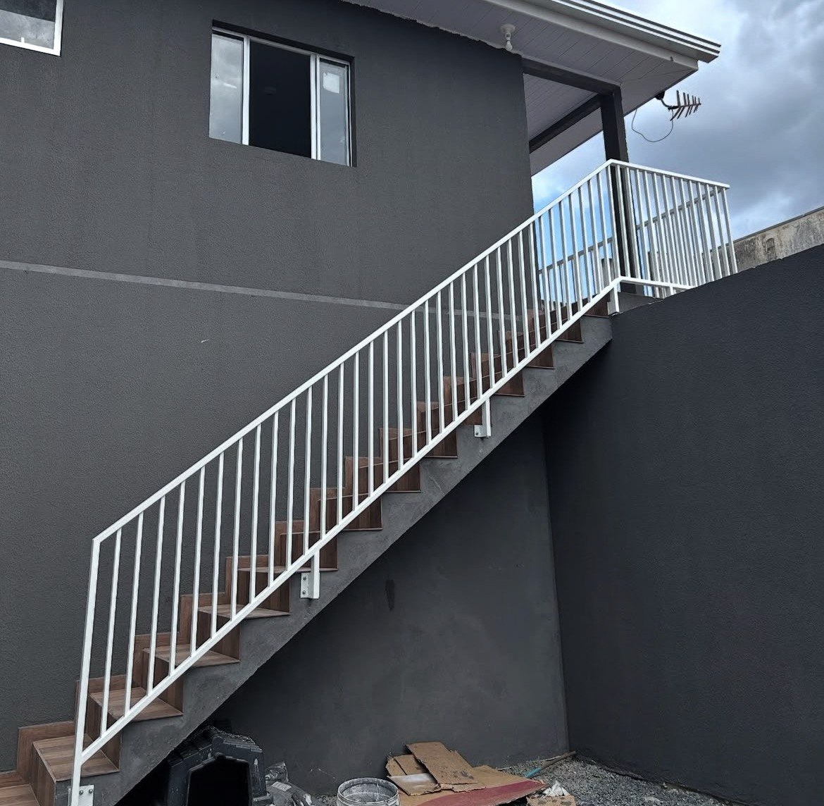 Escada residencial com corrimão metálico fabricado e instalado