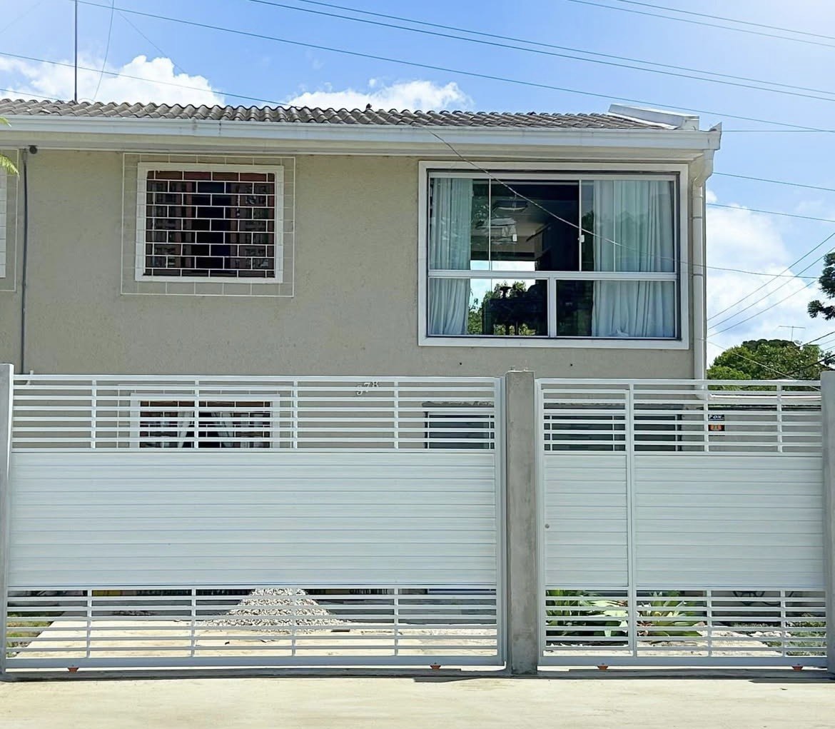 Portão metálico branco sob medida em residência